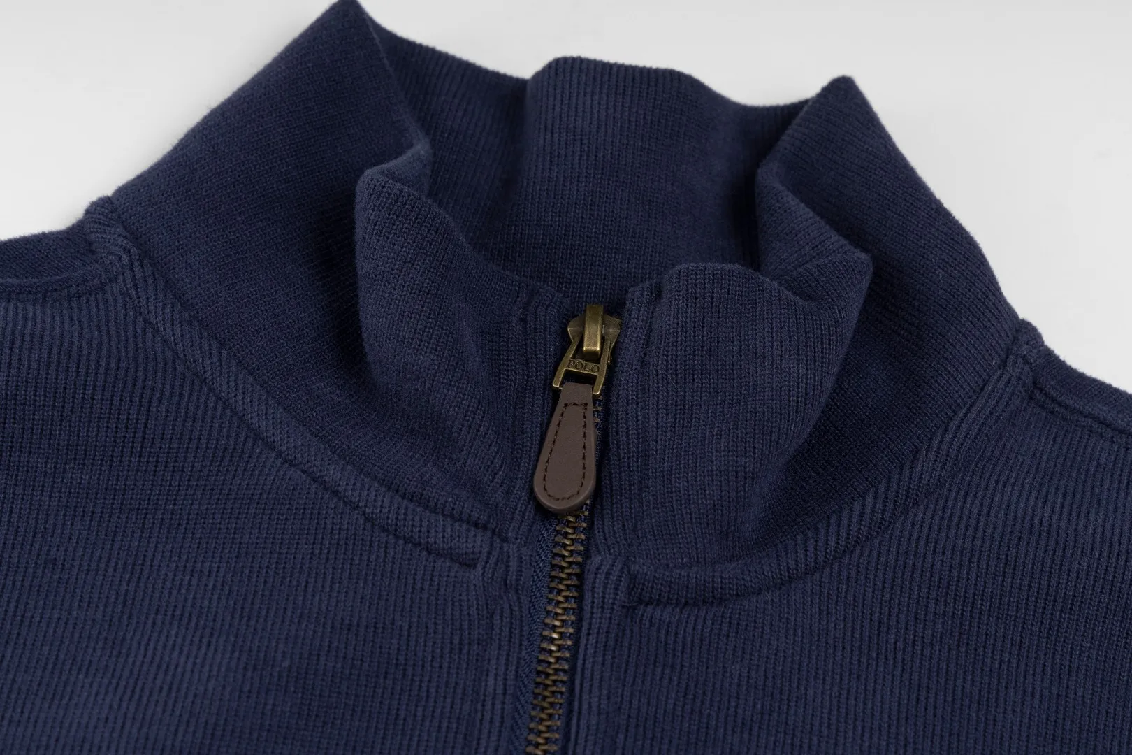 P230 #R97 Ralph lauren twelve-color embroidered pony logo half-zip high-neck long-sleeved knitted sweatshirt. The same style for men and women. The new half-zip sweatshirt for couples to wear in autumn is here! This kind of sweatshirt is really popular this year, even more popular than the hooded sweatshirt. Open the zipper and it can be used as a large lapel, which makes it more fashionable. The color of the classic design of the little war horse on the chest is matched with the embroidery. The simple zipper design echoes the brand logo, so you don’t need to match too much. The sweater version is loose enough! The fabric is custom-woven and dyed 100 cotton. 320g high gram weight 100% cotton knitted cotton with a certain thickness. The fabric is soft and comfortable, and the three-dimensional fabric is full of texture. The stitching is three needles and five threads, which is beautiful and strong. The pattern is also good. Although it is loose, it does not look bulky! - It is not a popular color scheme on the street. The color is pure and highly recommended. The upper body has a particularly high rate of turning heads. Loose style. Big drop shoulder OS style. Same style for men and women. Couple wear. Versatile and practical! Color: Gray, navy, khaki, green label, oatmeal brown label, apricot, black, army green, burgundy, pink, dark gray, light blue, white. Size: S M L XL Length: 70/72/74/76 Bust: 53.5/55.5/57.5/58.5 Shoulder width: 44/45/46/47 Sleeve length: 61/62/63/64